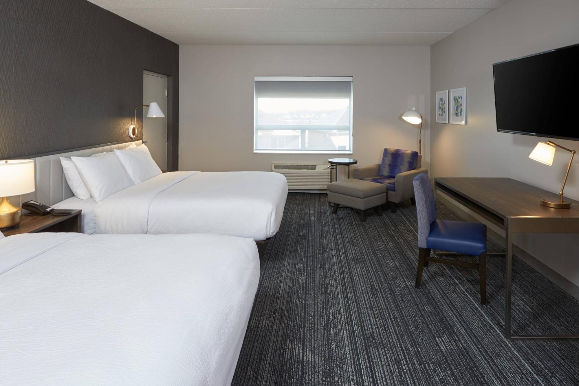 Towneplace Suites By Marriott Hamilton Exterior photo